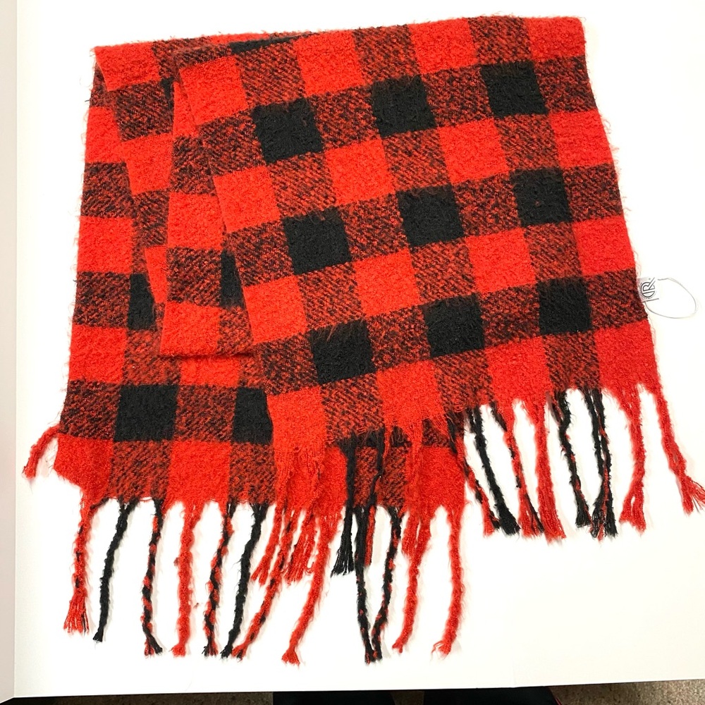 Red Plaid Cozy Scarf

Very soft and fluffy